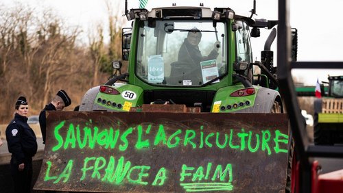 "Lasst uns die Landwirtschaft retten, Frankreich hat Hunger": Bauern blockieren dieser Tage die französische Hauptstadt Paris.