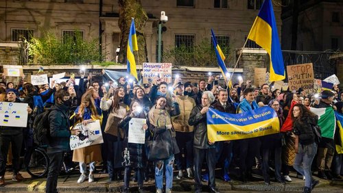 Ukrainische Demonstranten vor der russischen Botschaft in London