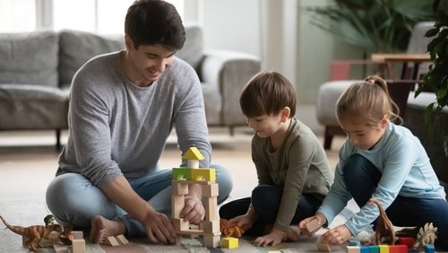 Die meisten Väter wünschen sich eine gleiche Aufgabenteilung bei der Kindererziehung. (Foto: GettyImages)
