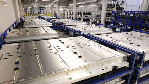 Batterien für die Elektroautos ID.3 von Volkswagen stapeln sich in der Gläsernen Manufaktur in Dresden, Deutschland. 
