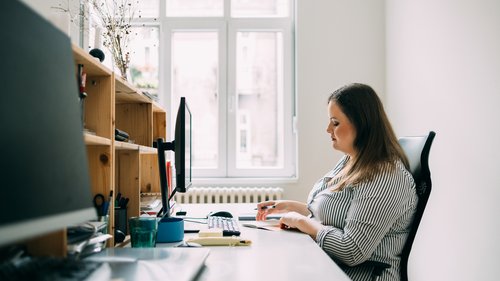 Mitarbeiterin Öffentlicher Dienst am Desktop-Computer arbeitend.