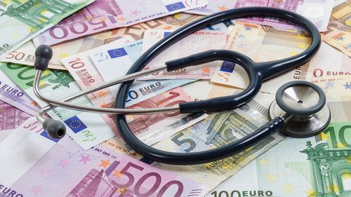 Stethoskop auf verschiedenen Euro-Banknoten liegend. Medizinische Kosten, Versicherung, Vermögen, Gesundheit, Bildungskonzept.