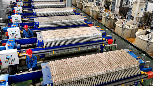 Arbeiter in China recyceln Batterien.