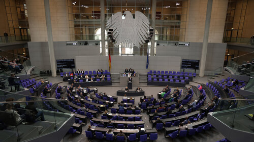 Blick von der Besuchertribüne auf den halbgefüllten Plenarsaal im Deutschen Bundestag