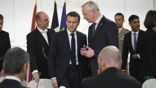 Der französische Staatspräsident Emmanuel Macron im Gespräch mit seinem Finanzminister Bruno Le Maire. 