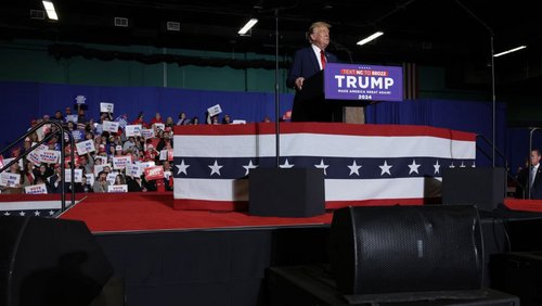Der ehemalige Präsident Trump hält eine Wahlkampfveranstaltung in Greensboro, North Carolina