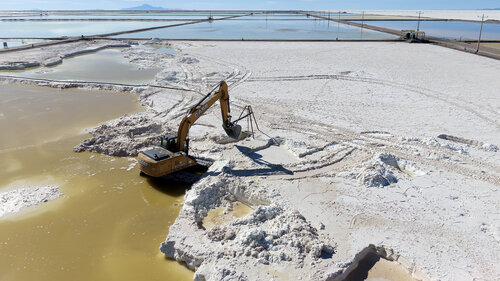 Ein Bagger schaufelt Salz im Uyuni-See in Bolivien zur Seite. Der See verfügt über die größten Lithium-Vorräte der Welt.