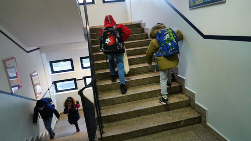 Kinder im Treppenhaus einer Grundschule