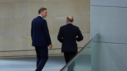 Christian Lindner und Olaf Scholz verlassen den Plenarsaal im Deutschen Bundestag