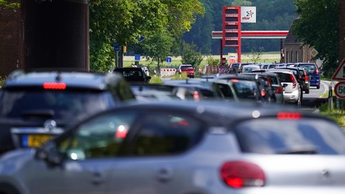 Eine lange Schlange an Autos vor einer Tankstelle an der deutsch-niederländischen Grenze
