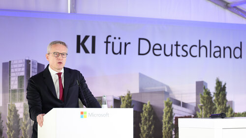 Bundesdigitalminister Karsten Wildberger lädt zum Digital-Gipfel. Ziel ist es, Wettbewerbsfähigkeit und Souveränität bei KI sicherzustellen.
