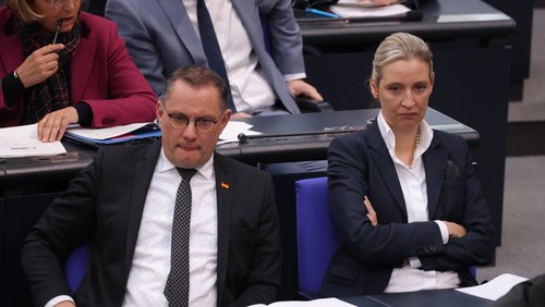 Kein Bock mehr auf die EU: Die AfD und ihre beiden Parteivorsitzenden Alice Weidel und Tino Chrupalla wollen die EU in ihrer jetzigen Form abschaffen.