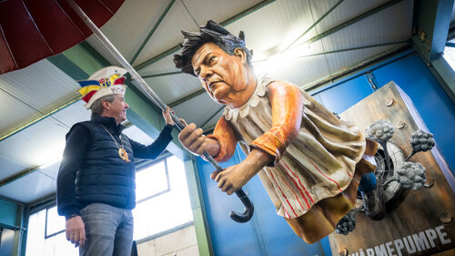 Auf dem Mainzer Fastnachtszug war am Rosenmontag eine Nachbildung von Robert Habeck zu sehen.
