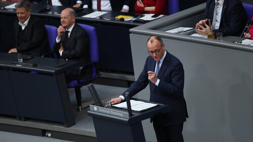 Friedrich Merz (CDU) spricht vor dem Bundestag. Letztendlich konnte er die Grünen für sein Vorhaben gewinnen. 