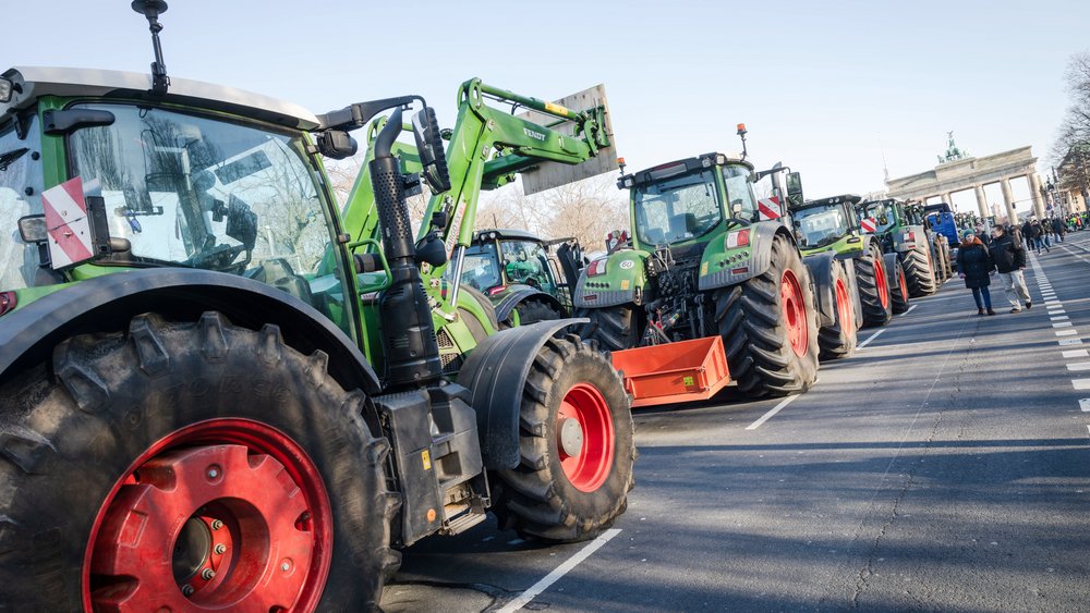 In ganz Deutschland, hier am Brandenburger Tor, legen Landwirte in dieser Woche den Verkehr lahm.