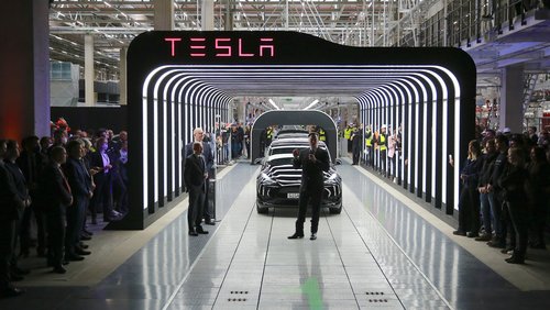 Elon Musk hält Rede zur Eröffnung des neuen Tesla-Elektroauto-Werk. 