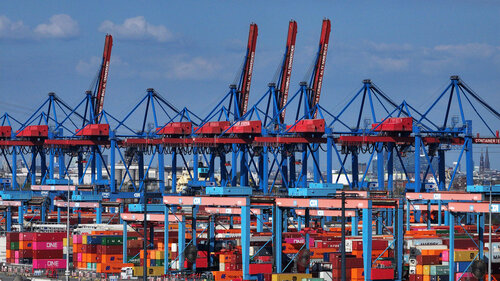 Am Hamburger Hafen werden Container verladen