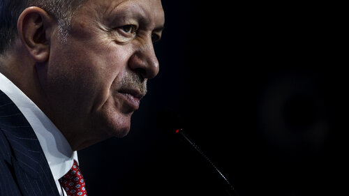 Türkei-Präsident Recep Tayyip Erdoğan spricht in ein Mikrofon