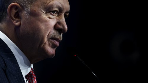 Türkei-Präsident Recep Tayyip Erdoğan spricht in ein Mikrofon