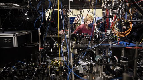 Blick ins Neuland: Noch-Kanzlerin Angela Merkel nimmt einen Quantencomputer in Augenschein.