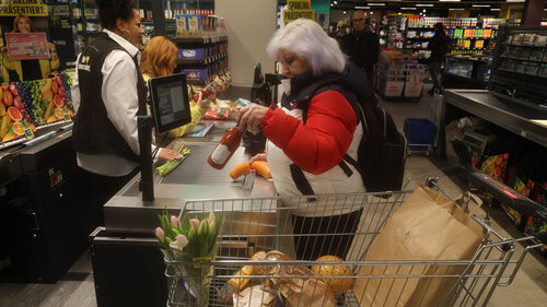 Die gestiegenen Preise im Supermarkt machen die Inflation sichtbar, allerdings dürfte der Preisdruck geringer sein als 2022.