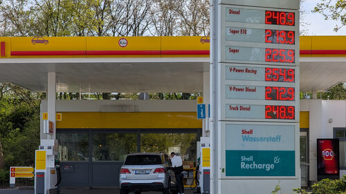 Mit einer Entlastungsprämie will die Politik steigende Tankpreise ausgleichen.