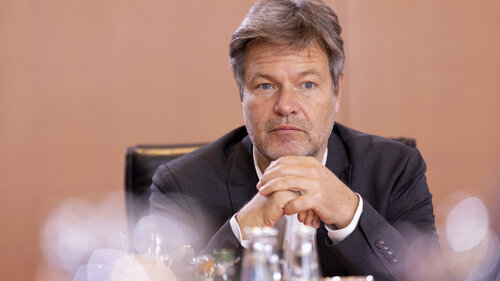Robert Habeck sitzt am Kabinettstisch und blickt ins Leere.
