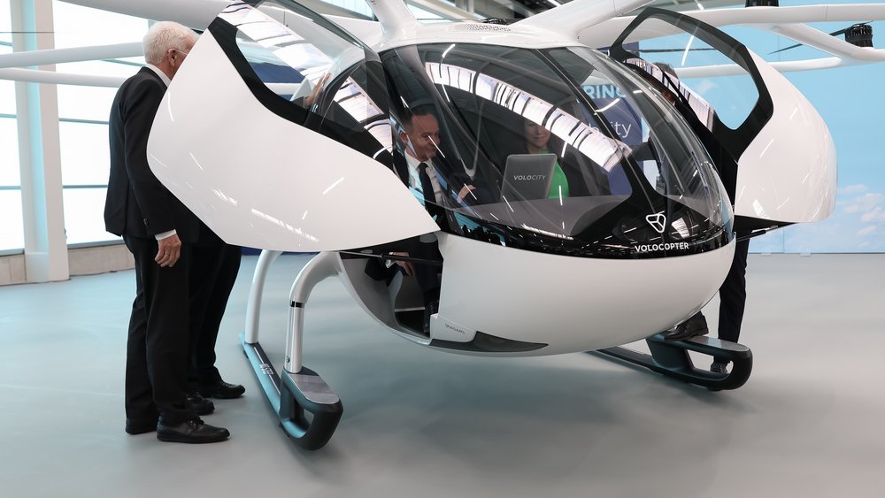 Hoch hinaus: Verkehrsminister Volker Wissing nimmt ein Flugtaxi der Firma Volocopter unter die Lupe. Das Unternehmen hat seinen Sitz im baden-württembergischen Bruchsal.