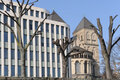 Das IW-Gebäude mit dem Kloster St. Kunibert im Hintergrund