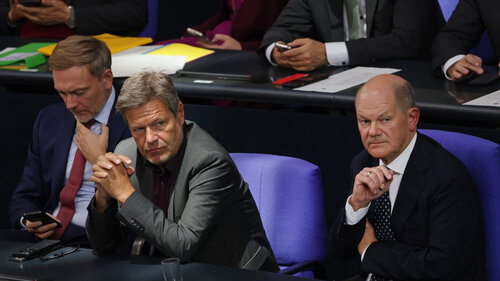 Bundesfinanzminister Christian Lindner, Wirtschafts- und Klimaschutzminister Robert Habeck und Bundeskanzler Olaf Scholz bei der Aussprache nach Scholz' Rede im Bundestag. Bundesfinanzminister Christian Lindner, Wirtschafts- und Klimaschutzminister Robert Habeck und Bundeskanzler Olaf Scholz bei der Aussprache nach Scholz' Rede im Bundestag.