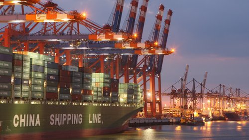 Ein chinesisches Containerschiff liegt am Hamburger Hafen.