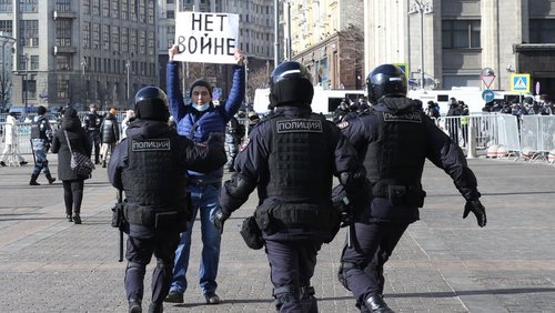 Ein russischer Demonstrant hält im März 2022 ein Schild mit der Aufschrift "Kein Krieg" in die Luft. 