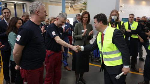 Hubertus Heil zu Gast in einem Siemens-Werk, in dem sieben Prozent der Beschäftigten eine Behinderung haben. Die Ampel-Regierung möchte berufliche Teilhabe weiter fördern. 