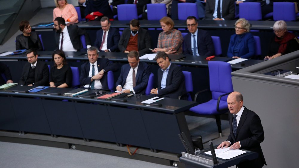 Olaf Scholz und Bundeskabinett bei der Haushaltsdebatte für 2023 im Deutschen Bundestag.