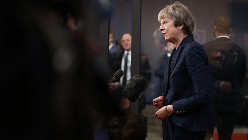 Die britische Premierministerin Theresa May tritt nach dem EU-Sondergipfel vor die Kameras.