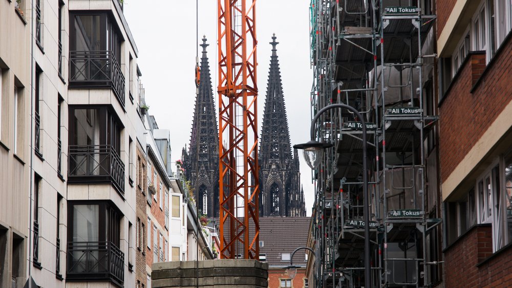 Gebaut, wie hier in Köln wurde zuletzt immer weniger: In der Domstadt stiegen die Mieten im vergangenen Jahr um 5,4 Prozent.