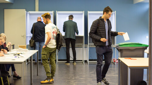 EU voters head to polls to elect European Parliament members EU voters head to polls to elect European Parliament members
