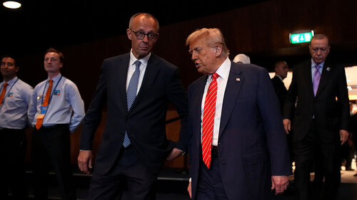 US-Präsident Donald Trump (rechts) spricht am zweiten Tag des NATO-Gipfels 2025 am 25. Juni 2025 in Den Haag, Niederlande, mit dem deutschen Bundeskanzler Friedrich Merz (links).