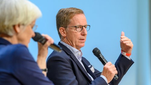 IW-Direktor Michael Hüther im Gespräch mit Moderatorin Ulrike Herrmann von der taz.