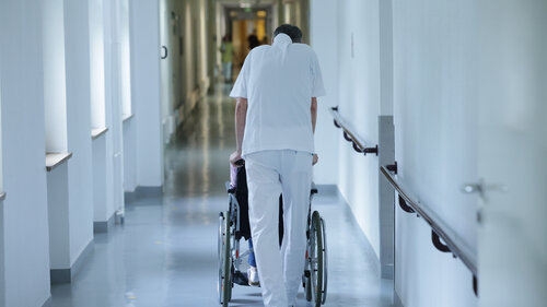 Im Gesundheitswesen blieben 2024 im Jahresschnitt rund 46.000 Stellen rechnerisch unbesetzt