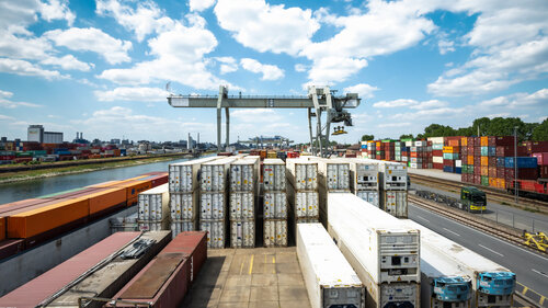 Hafen mit Containerschiffen
