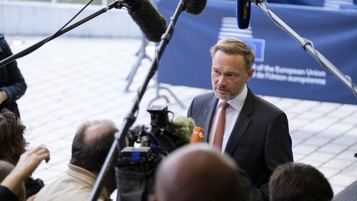 Bundesfinanzminister Christian Lindner wird von einer Traube Journalisten mit Mikrofonen umringt und gibt ein Statement