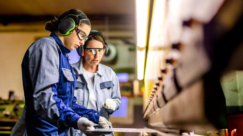 Ingenieurin bei der Arbeit