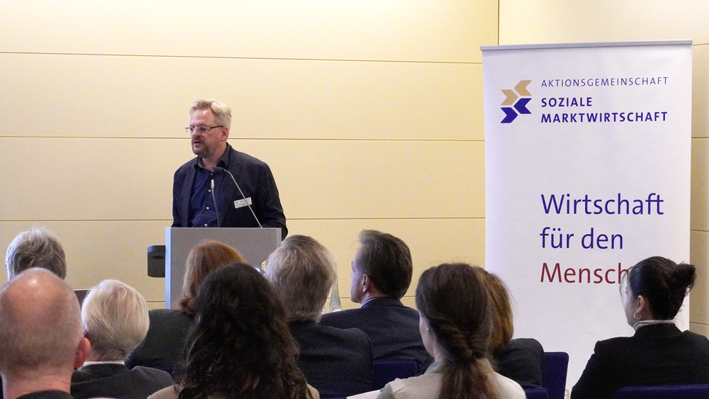 Würdigung einer großen Idee: Nils Goldschmidt, Vorsitzender der Aktionsgemeinschaft Soziale Marktwirtschaft, bei seinem Vortrag im IW.