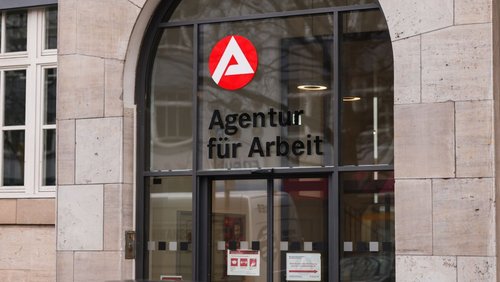 Eingangstür der Bundesagentur für Arbeit in Berlin.