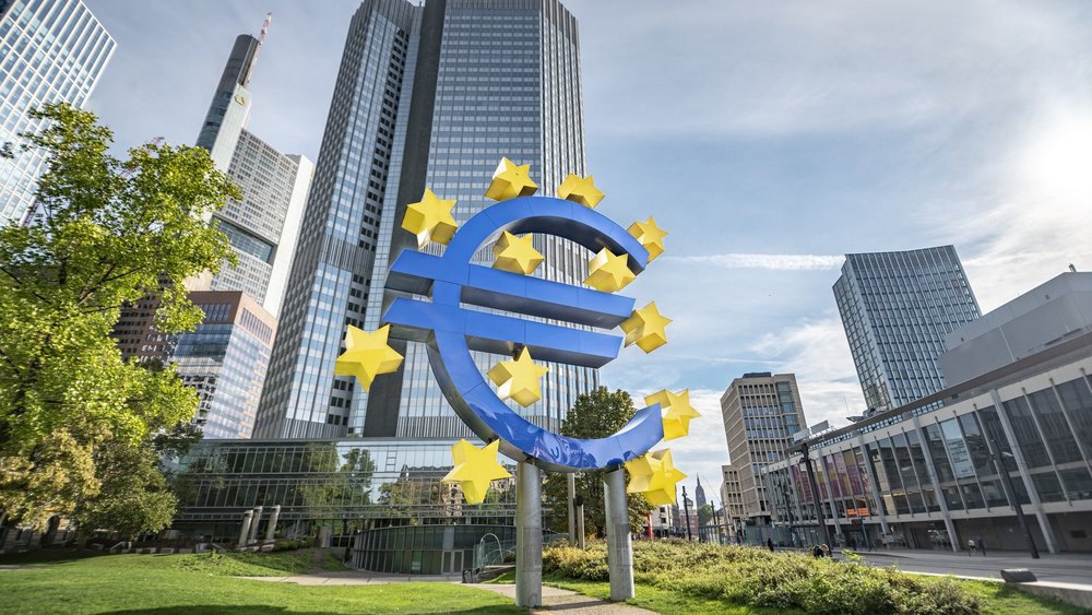 Die Europäische Zentralbank in Frankfurt. Bei der nächsten Zinssatzentscheidung muss sie die Zinswende beschließen. (Foto: GettyImages)