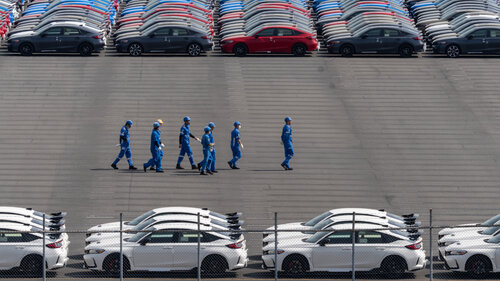 Bereit zur Abfahrt: Deutschland exportiert jedes Jahr tausende Fahrzeuge und Fahrzeugteile in die USA. Bereit zur Abfahrt: Deutschland exportiert jedes Jahr tausende Fahrzeuge und Fahrzeugteile in die USA.