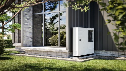 An der Wand eines Einfamilienhauses installierte Wärmepumpe 3D-Putz mit erneuerbaren Energiequellen. 