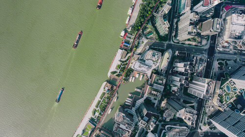 Vogel-Perspektive auf Shanghai, einer der größten Warenumschlagplätze der Welt.