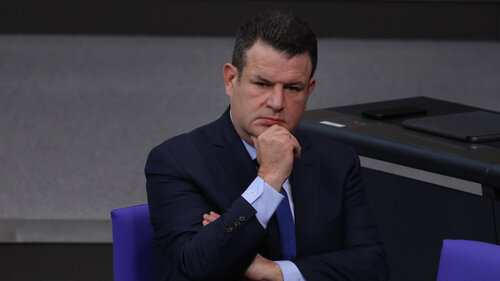 Hubertus Heil schaut nachdenklich bei einer Debatte im Deutschen Bundestag